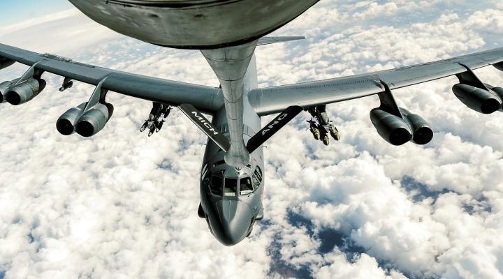 B-52 Stratofortress Sił Powietrznych USA pobiera paliwo z tankowca KC-135 Stratotanker (fot. Senior Airman Jordan Castelan, U.S. Air Force)