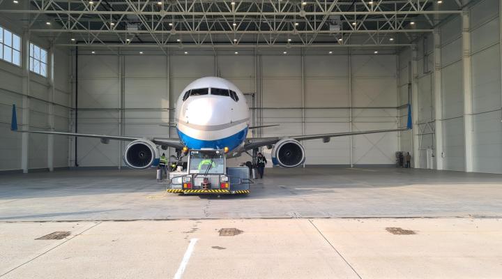B737-400 Enter Air w nowym hangarze (fot. Enter Air)