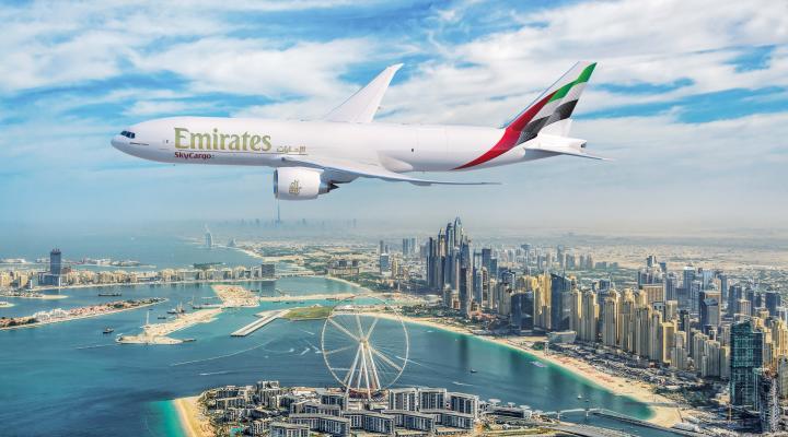 B777F Emirates SkyCargo w locie nad Dubajem (fot. Emirates)