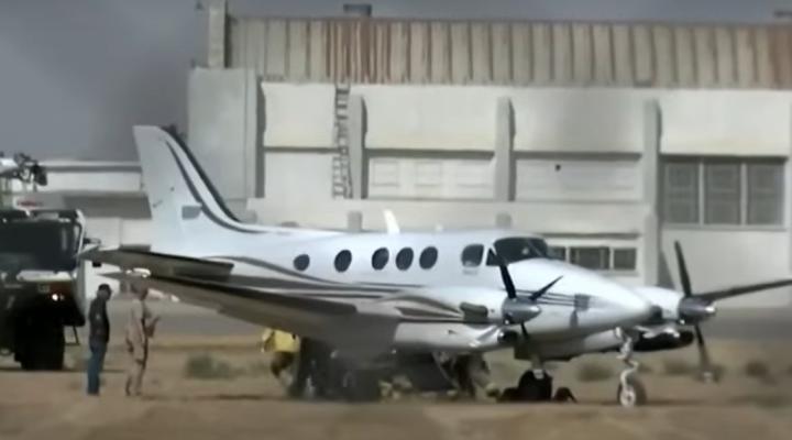 Beechcraft C90A King Air (N6077X) po lądowaniu na lotnisku w Bakersfield w Kalifornii (fot. kadr z filmu na youtube.com)