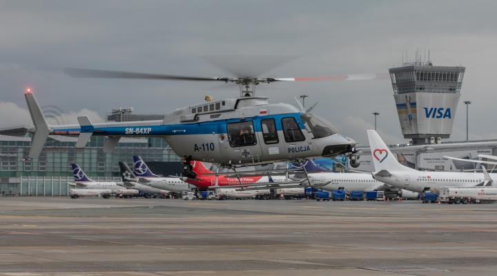 Bell-407GXi Policji ląduje na Okęciu (fot. Jacek Herok, BKS KGP)