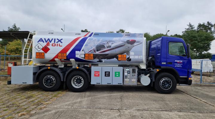 Cysterna samoobsługowa na lotnisku Toruń (fot. Awix-Oil)