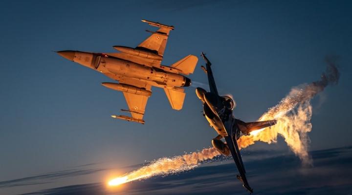 Dwa samoloty F-16 w locie wieczorem - odpalona flara (fot. kpr. Sławomir Kozioł)