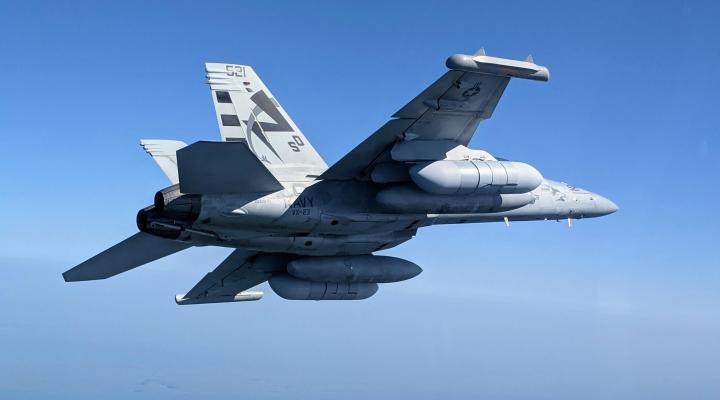 EA-18G Growler U.S. Navy w locie (fot. navair.navy.mil)