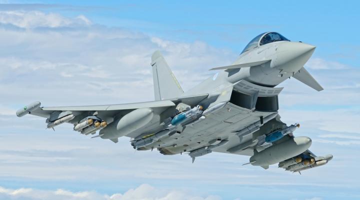 Eurofighter Typhoon w locie - widok z przodu z bliska (fot. eurofighter.com)