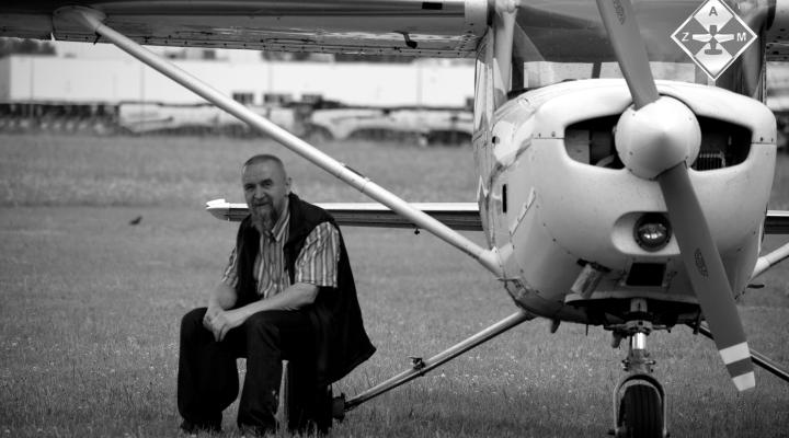 Franciszek Zgrzywa przy samolocie (fot. Aeroklub Ziemi Mazowieckiej)