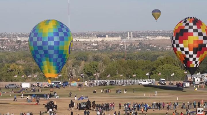 Jeden z balonów uderzył i wywrócił maszt radiowy podczas festiwalu w Albuquerque (fot. kadr z filmu na youtube.com)
