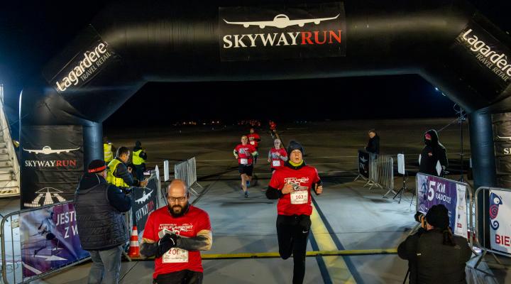 Nocny bieg po pasie startowym lubelskiego lotniska - meta (fot. Skywayrun, Facebook)