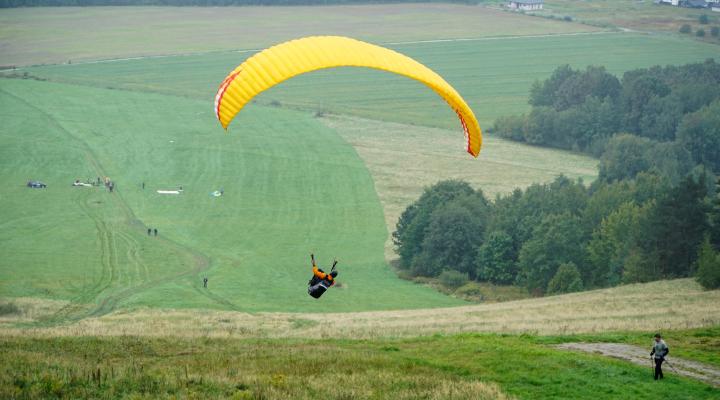 Paralotniowe zawody na celność lądowania 'Karkonosze Point' 2024 (fot. Karkonoski Klub Paralotniowy)