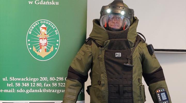Pirotechnicy testują najnowszy kombinezon (fot. Morski OSG)2