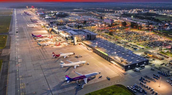 Port Lotniczy Katowice - widok z góry na terminal, samoloty na płycie i wieżę (fot. Piotr Adamczyk)