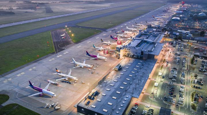 Port Lotniczy Katowice - widok z góry na terminal, samoloty na płycie i wieżę (fot. Piotr Adamczyk)