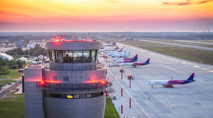 Port Lotniczy Katowice - widok z góry na wieżę i samoloty na płycie (fot. Piotr Adamczyk)