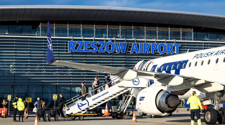 Port Lotniczy Rzeszów-Jasionka - samolot PLL LOT przy terminalu (fot. Tadeusz Poźniak, materiały prasowe)