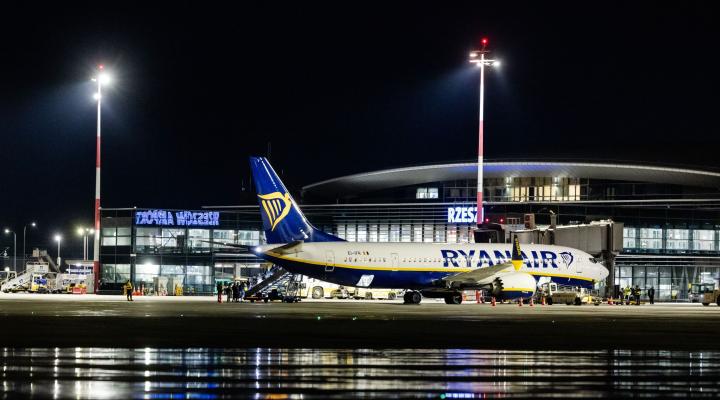 Port Lotniczy Rzeszów-Jasionka - terminal nocą (fot. Tadeusz Poźniak, materiały prasowe)