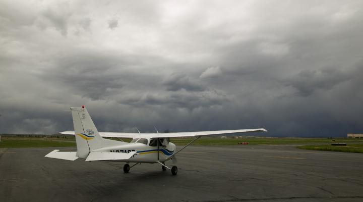 Samolot GA na lotnisku - chmury burzowe (fot. Mike Fizer, AOPA)