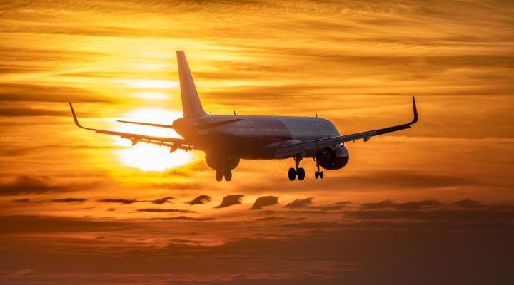 Samolot linii lotniczych Wizz Air w locie przy zachodzie słońca - widok z tyłu (fot. Wanda Dziura, materiały prasowe)