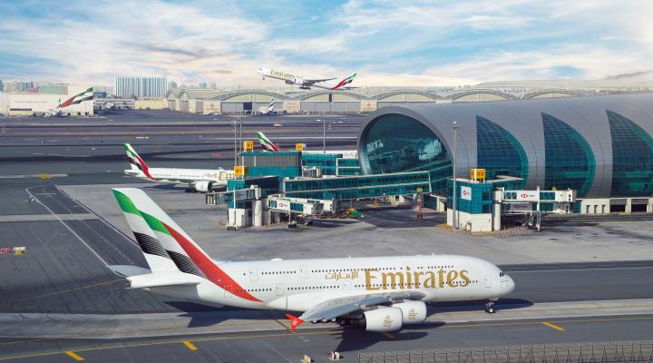 Samoloty A380 i B777 linii lotniczych Emirates na lotnisku w Dubaju (fot. Emirates)