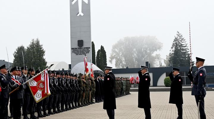 Uroczystość przekazania obowiązków Dowódcy 4 Skrzydła Lotnictwa Szkolnego (fot. Urszula Krzemińska)