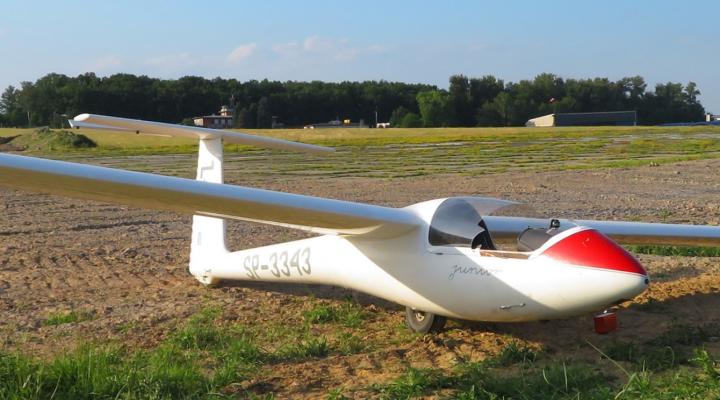 Zniszczona osłona kabiny szybowca SZD-51-1 'Junior' (fot. PKBWL)