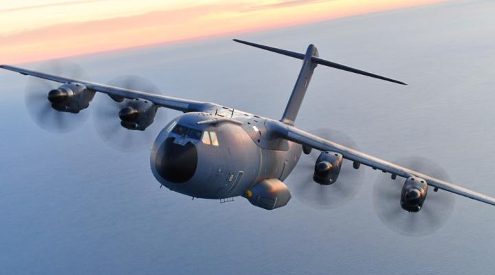 A400M w locie - widok z przodu z bliska (fot. Airbus)