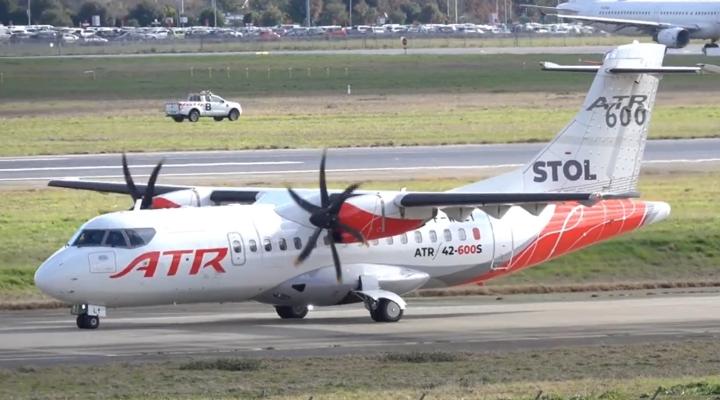 ATR 42-600S STOL na lotnisku (fot. kadr z filmu na youtube.com)
