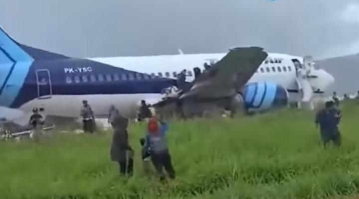 Ewakuacja pasażerów z B735 linii Trigana Air, fot. kadr youtube