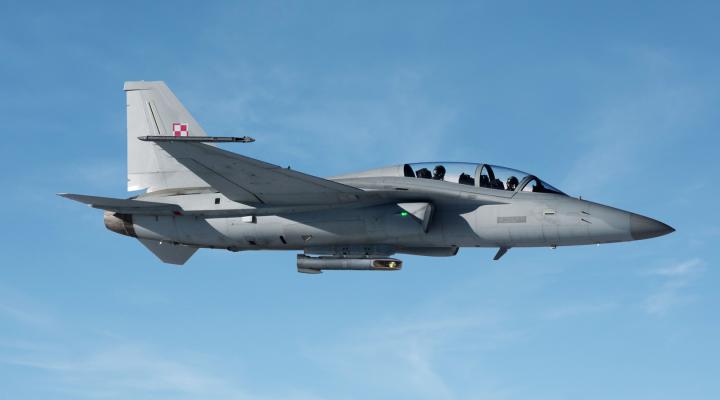 FA-50 polskich Sił Powietrznych w locie z optoelektronicznym zasobnikiem obserwacyjno-celowniczym AN/AAQ-33 Sniper ATP – Advanced Targeting Pod (fot. Lockheed Martin)