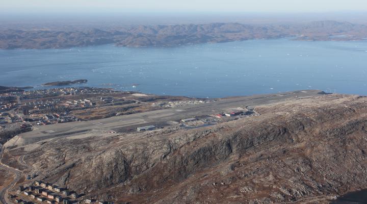 Lotnisko w Nuuk (fot. Laketown, CC0, Wikimedia Commons)