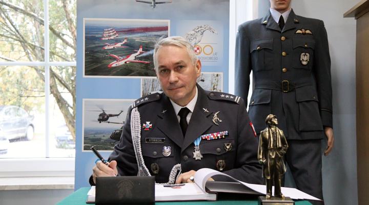 Płk dypl. pil. Krzysztof Stobiecki - uroczystość pożegnania Zastępcy Dowódcy 4SLSz (fot. Urszula Krzemińska)