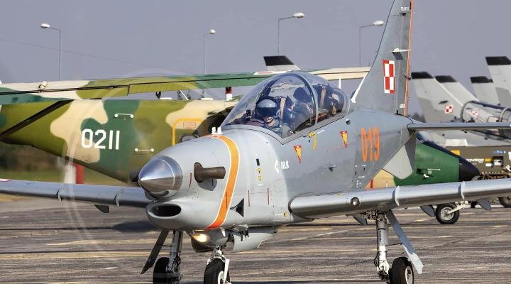PZL-130 Orlik i M-28 Bryza na lotnisku (fot. Marek Kwasowski)
