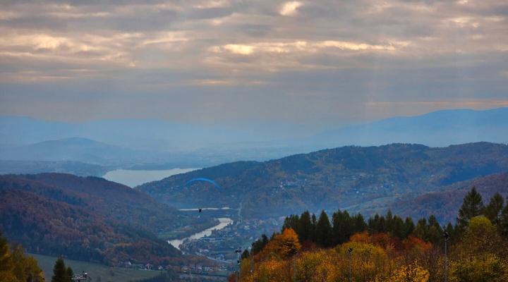 Paralotniarz w Beskidach w locie (fot. Beskidzkie Stowarzyszenie Paralotniowe)