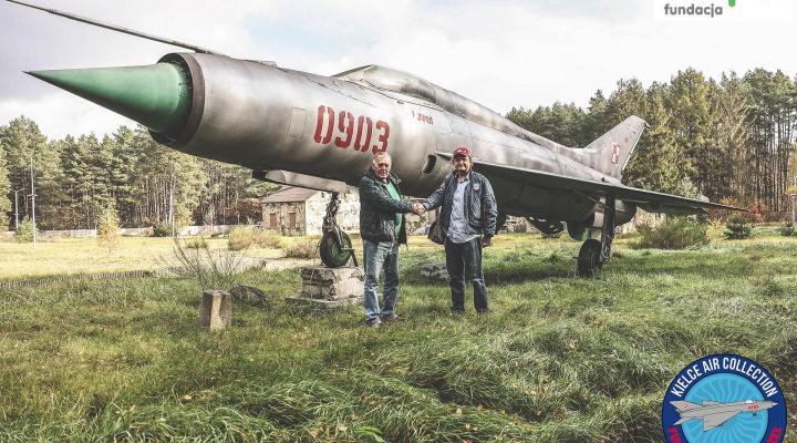 Po lewej Wojciech Jóźwiak z Aidpol Fundacji i Wojciech Habdas - Fundacja Żelazny Orzeł przed samolotem MiG-21PF (fot. Kielce Air Collection, Facebook)