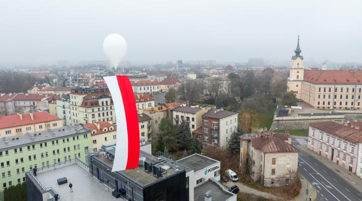 Podniebny hołd dla Niepodległej - niecodzienna inicjatywa PCI (fot. Michał Mielniczuk, Podkarpackie Centrum Innowacji)