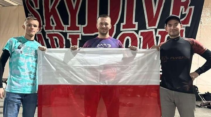 Polacy w gronie skoczków, którzy pobili sekwencyjny rekord świata 151-way (fot. Aeroklub Polski)