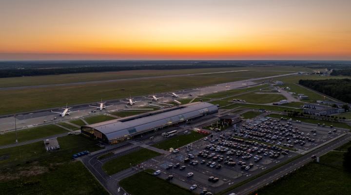 Port Lotniczy Warszawa-Modlin wieczorem (fot. modlinairport.pl)