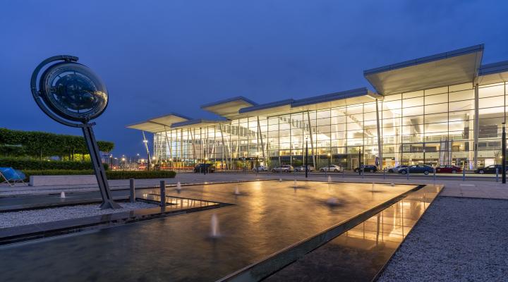 Port Lotniczy Wrocław - terminal nocą (fot. Port Lotniczy Wrocław)