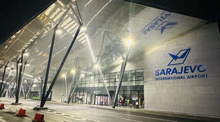 Port lotniczy Sarajewo - terminal (fot. Natalino7, CC BY 4.0, Wikimedia Commons)