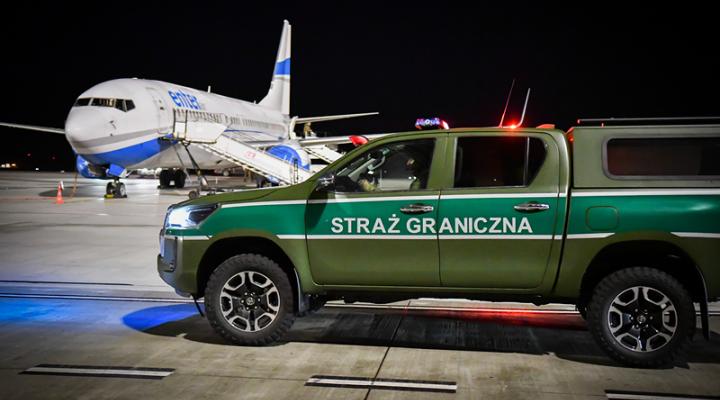 Samochód Straży Granicznej na płycie lotniska w Katowicach-Pyrzowicach (fot. Śląski OSG)