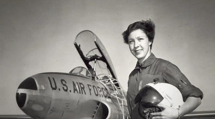 Wally Funk przy samolocie (fot. USAF)