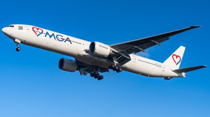 Boeing 777-300ER należący do Mavi Gök Airlines w locie (fot. Jakub Mańka, biuro prasowe Katowice Airport)
