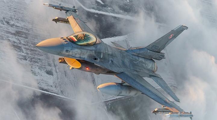 F-16 polskich Sił Powietrznych w locie z uzbrojeniem zimą (fot. Piotr Łysakowski)