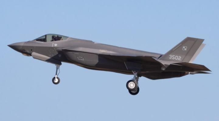 F-35 z polską szachownicą w locie (fot. Victoria & Gherardo Fontana, Facebook)