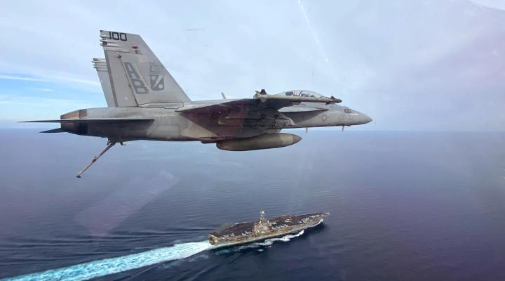 F/A-18F Super Hornet przelatuje obok USS Harry S. Truman na Morzu Śródziemnym (fot. U.S. Navy, Facebook)