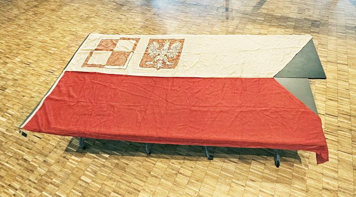 Flaga lotniskowa Polskich Sił Powietrznych w Muzeum Lotnictwa Polskiego w Krakowie (fot. Muzeum Lotnictwa Polskiego)