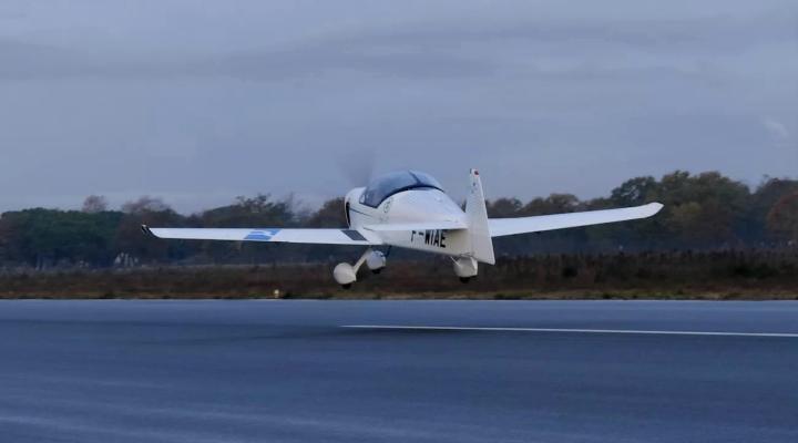INTEGRAL E - dwumiejscowy lekki samolot (fot. AURA AERO)