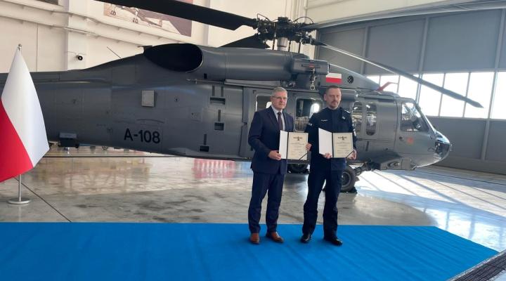Komendant Główny Policji nadinsp. Marek Boroń, oficjalnie odebrał śmigłowiec S-70i Black Hawk, podczas wizyty w PZL Mielec (fot. Policja)