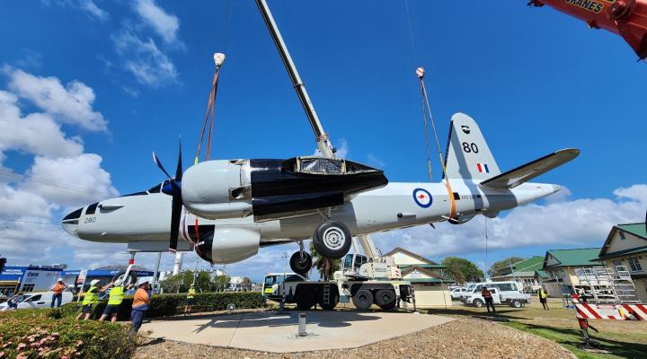 P2V-7 Neptune A89-280 z bazy RAAF Townsville podnoszony dwoma dźwigami (fot. Royal Australian Air Force)