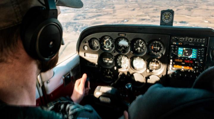 Pilot za sterami samolotu GA, fot. źródło, masalski