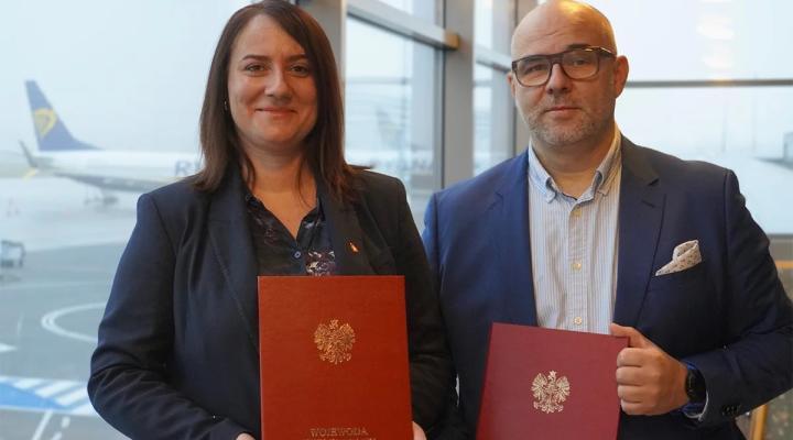 Podpisano list intencyjny dot. uruchomienia na Ławicy punktu wydawania szybkich paszportów tymczasowych (fot. Wielkopolski Urząd Wojewódzki)